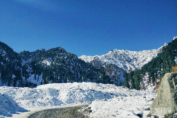 高清摄影 雪覆盖的山峦与道路