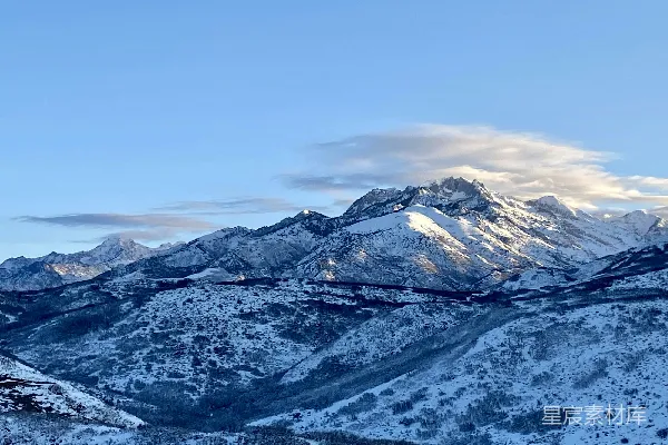 高清摄影 雪山下的宁静山谷