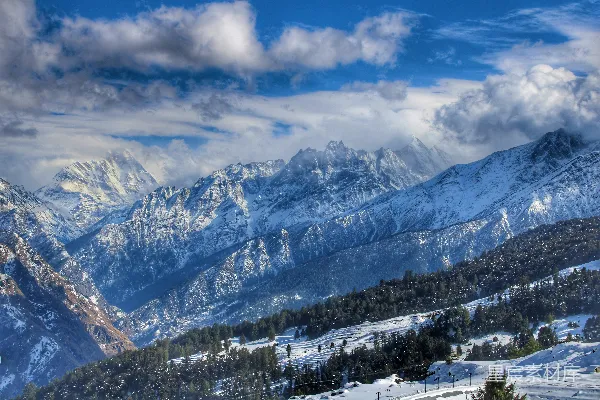 高清摄影 雪山下的宁静山谷