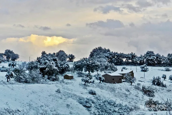 高清摄影 冬日雪景中的宁静小屋