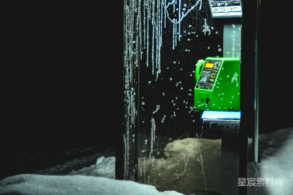 高清摄影 雪夜里的电话亭