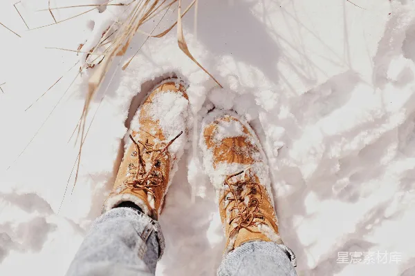 高清摄影 冬日雪地中的靴子