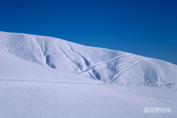 高清摄影 雪坡上的痕迹