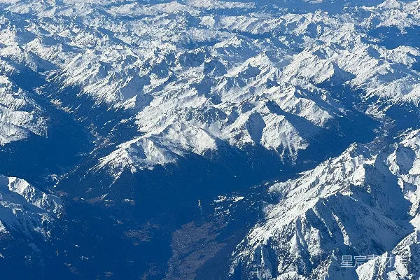 高清摄影 雪山壮丽俯瞰图