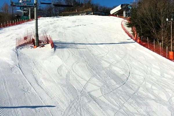 高清摄影 滑雪场的雪道与缆车