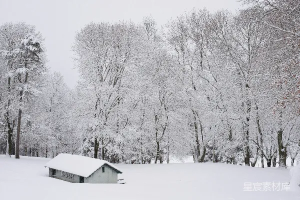高清摄影 冬日雪景中的小屋