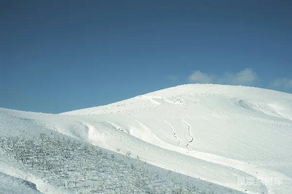 高清摄影 雪地上的山丘