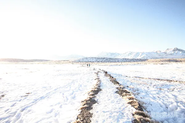 高清摄影 雪地中的孤独小路