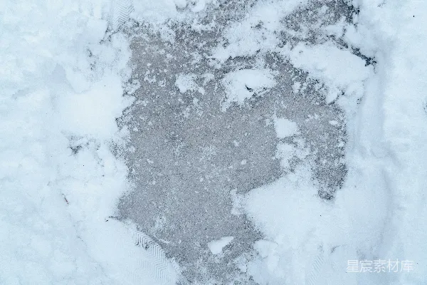 高清摄影 雪地里的脚印与冰面