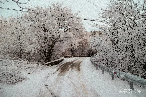高清摄影 冬日雪景中的乡间小路
