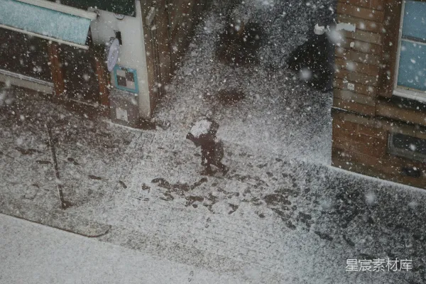 高清摄影 雪中孩童的足迹