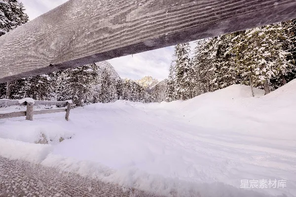 高清摄影 雪中的木栅栏与远山