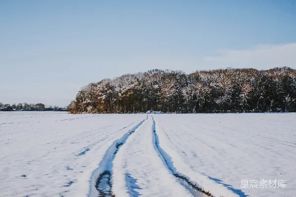 高清摄影 雪地小径上的足迹