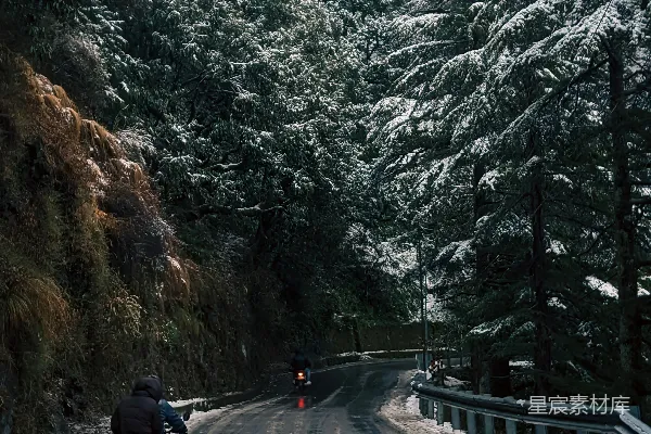 高清摄影 雪景中的骑行之路