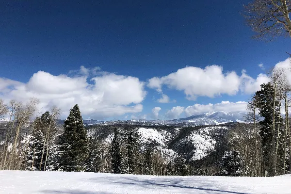 高清摄影 雪山下的宁静冬季风景