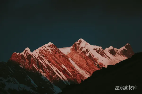 高清摄影 夕阳下的雪山