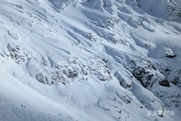 高清摄影 雪山下的滑雪者