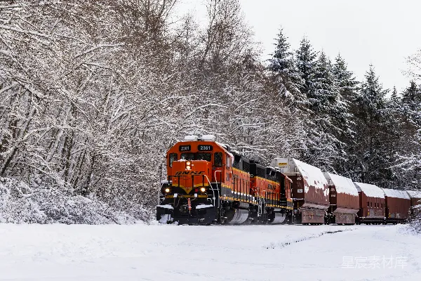 高清摄影 雪景中的BNSF货运列车