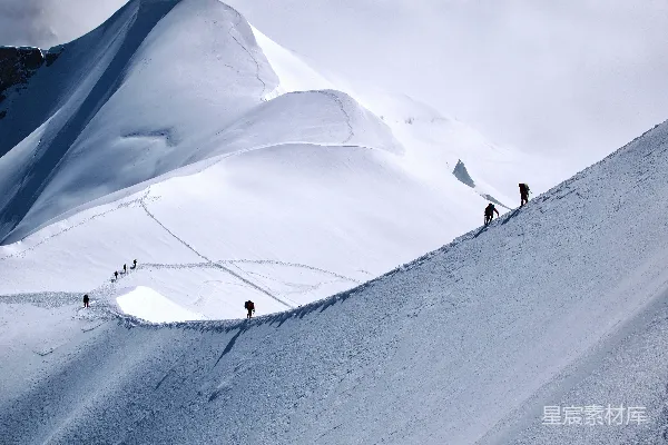 高清摄影 攀登者在雪峰上的足迹