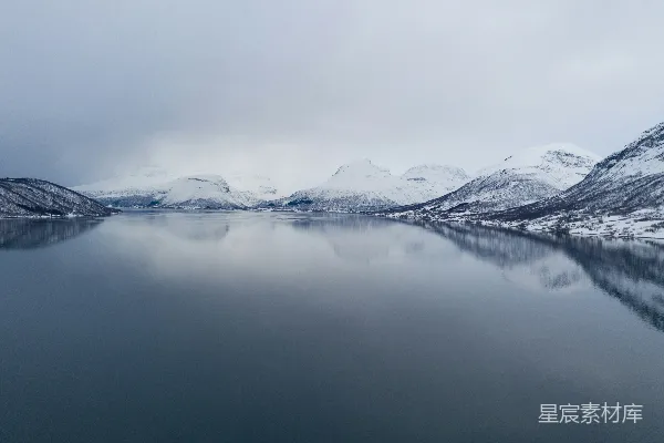 高清摄影 静谧的冬季湖泊与雪山