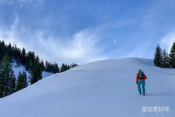 高清摄影 雪地徒步者的孤独背影