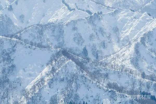 高清摄影 雪覆盖的山峦与滑雪胜地
