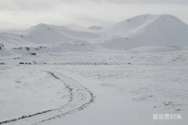 高清摄影 雪地中的蜿蜒小径