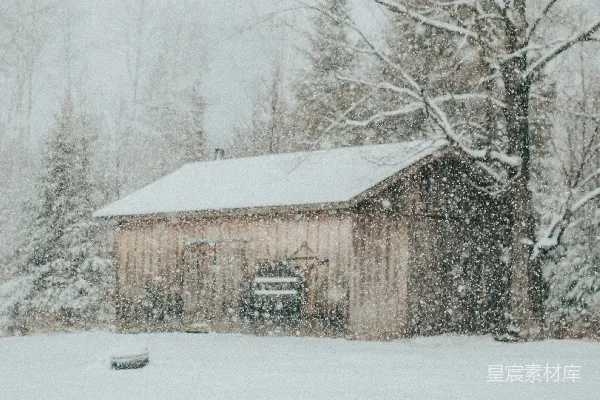 高清摄影 冬日雪景中的小屋