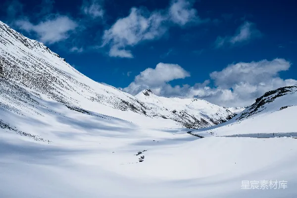 高清摄影 雪山下的宁静山谷
