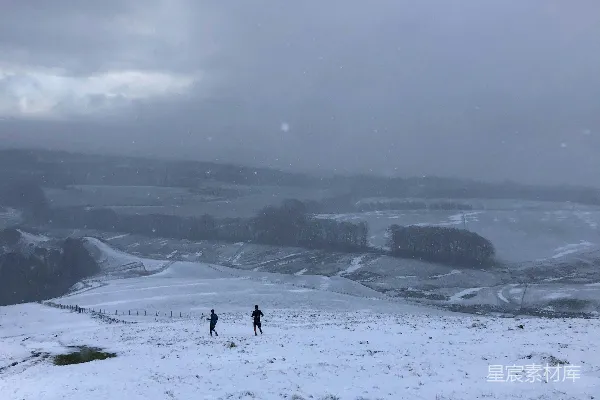 高清摄影 雪地奔跑的背影