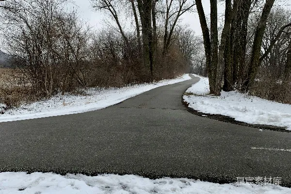高清摄影 冬日雪景中的蜿蜒小路