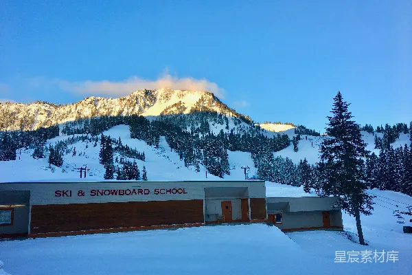 高清摄影 雪地中的滑雪学校