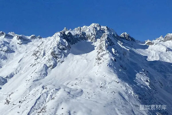 高清摄影 雪山峻岭下的宁静冬日