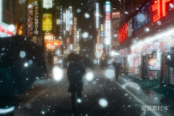 高清摄影 雨夜霓虹下的城市街景