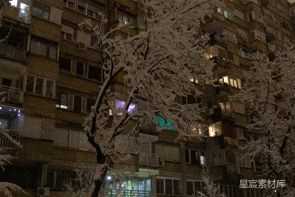 高清摄影 雪夜里的社区生活