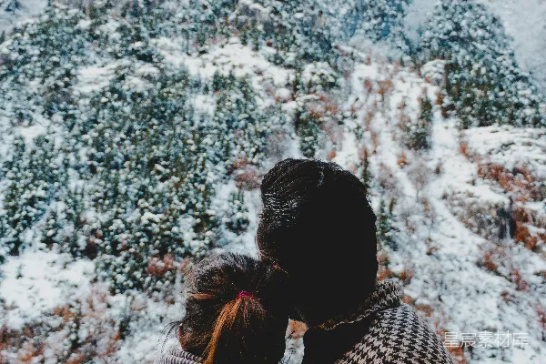 高清摄影 雪景中的情侣背影