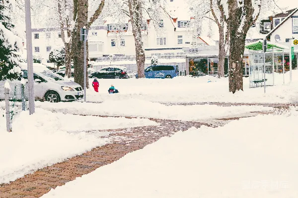 高清摄影 冬日雪景中的宁静街道