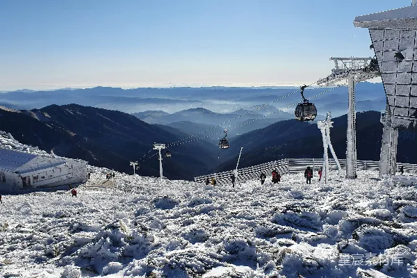 高清摄影 雪后的缆车站与远处的山脉