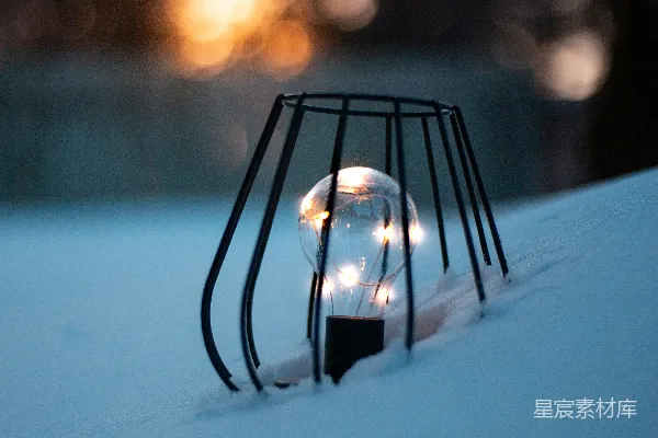 高清摄影 雪地中的灯：温暖与静谧