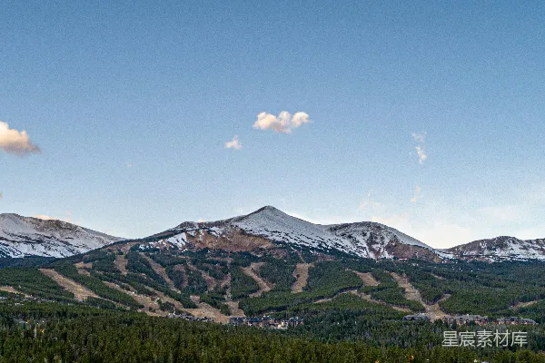 高清摄影 雪山下的小镇
