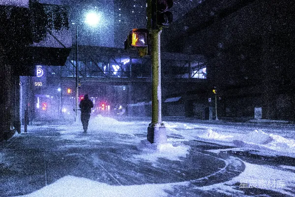高清摄影 冬夜雪景中的孤行人