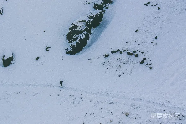 高清摄影 雪地徒步