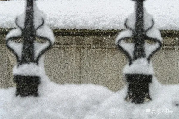 高清摄影 雪后铁艺栏杆与冰柱