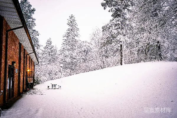 高清摄影 冬日雪景中的宁静小屋
