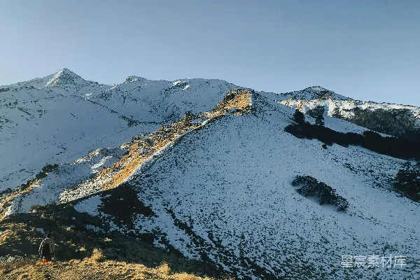 高清摄影 雪后的山景与远行者