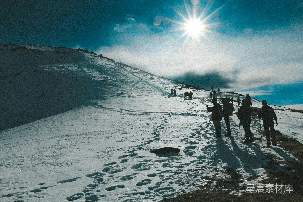 高清摄影 雪山攀登：阳光下的足迹