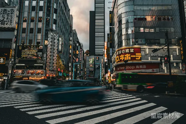 高清摄影 城市街道，高大建筑物和人行横道。