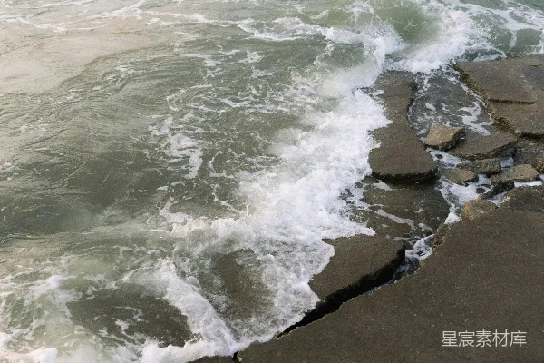 高清摄影 海浪拍打岩石
