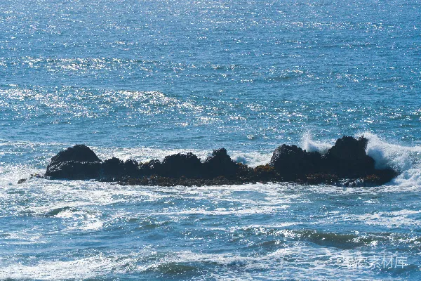 高清摄影 阳光下的岩石海岸
