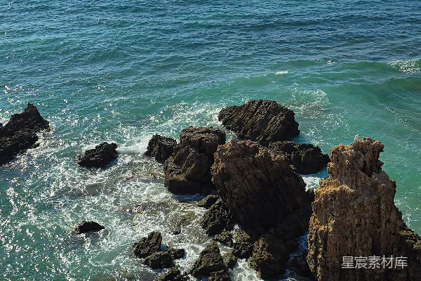高清摄影 海浪拍打着岩石的海岸线